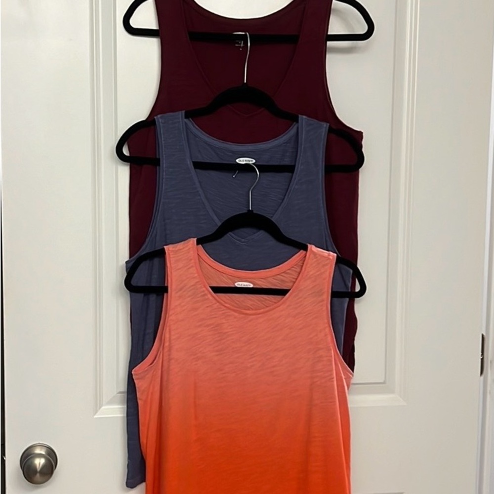 Bundle of three Old Navy slub knit tanks.